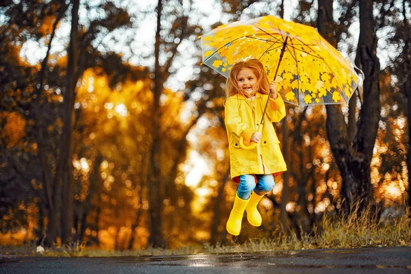 Mutlu çocuk kızla bir şemsiye ve kauçuk bir sonbahar yürüyüş botları — Stok fotoğraf