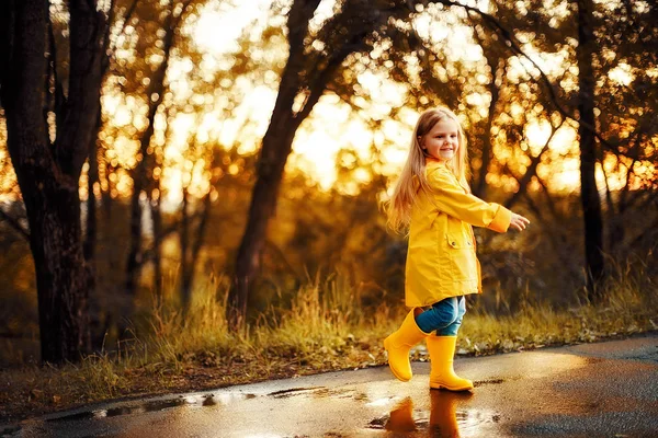 Šťastné Dítě Dívka Žlutých Pláštích Anmd Gumové Boty Skákání Louži — Stock fotografie