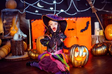 Cadılar Bayramınız Kutlu Olsun. Bir cadı kostümü, küçük bir güzel kız kabak ile kutluyor
