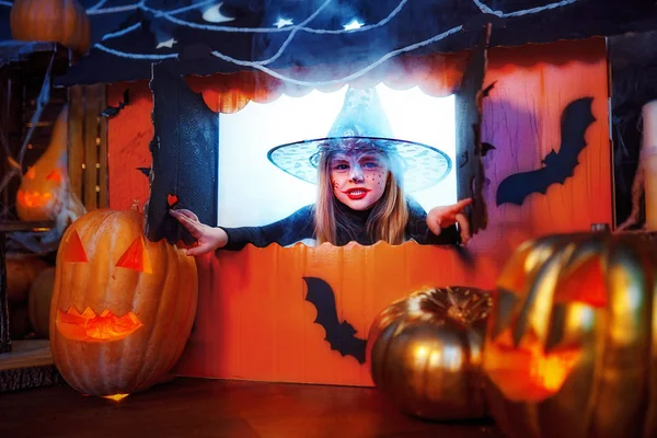 Joyeux Halloween. Une petite belle fille en costume de sorcière célèbre avec des citrouilles — Photo