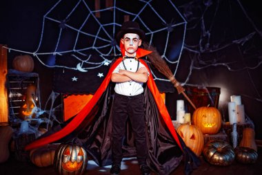 Grunge arka plan üzerinde bir vampir bir kostüm giymiş bir çocuk portresi.