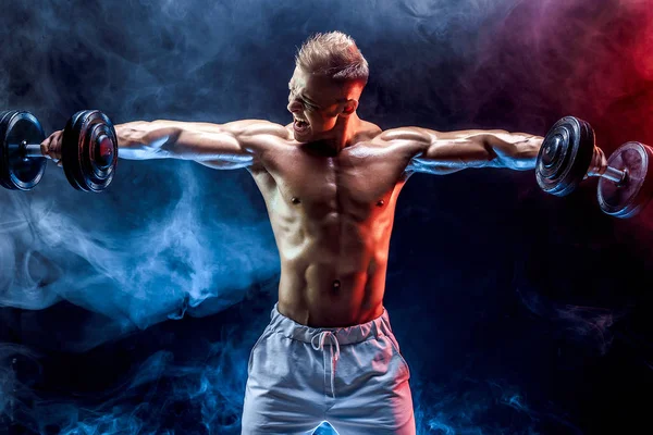 Hombre musculoso concentrado haciendo ejercicio con mancuerna — Foto de Stock