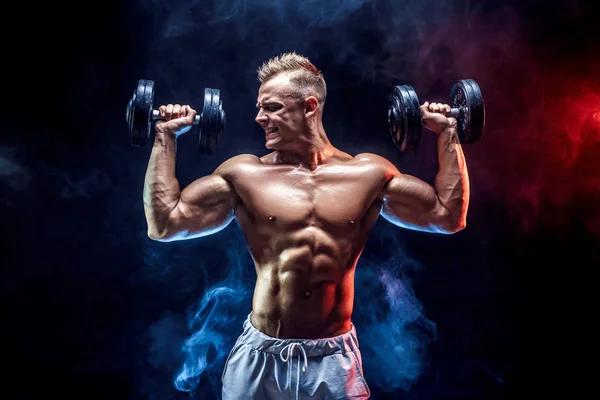 用哑铃做运动的肌肉集中的男人 — 图库照片