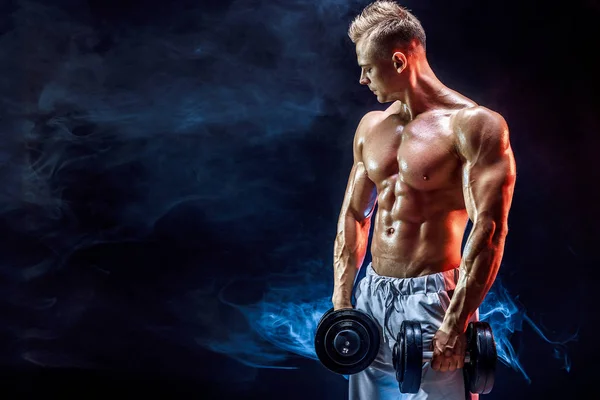 Hombre en topless ejercitando bíceps con pesas en el estudio — Foto de Stock