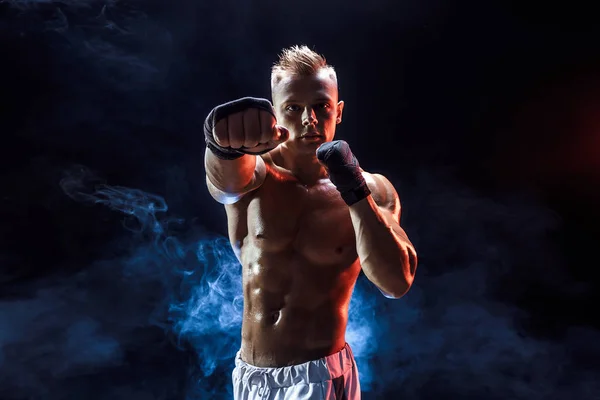 Muskeltopless fighter i boxningshandskar — Stockfoto