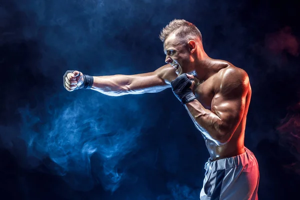 Izmos félmeztelen harcos bokszkesztyűben — Stock Fotó