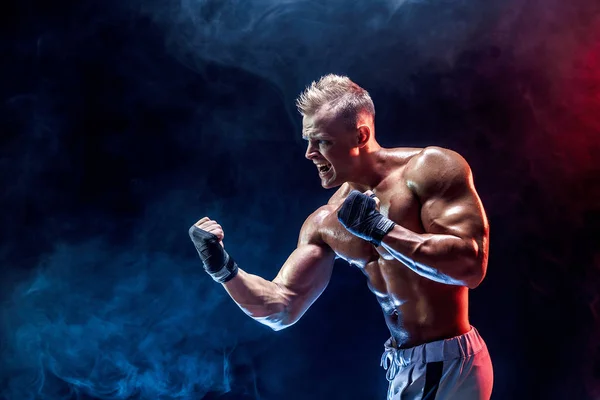 Mięśniowy bokser topless w rękawiczkach bokserskich — Zdjęcie stockowe