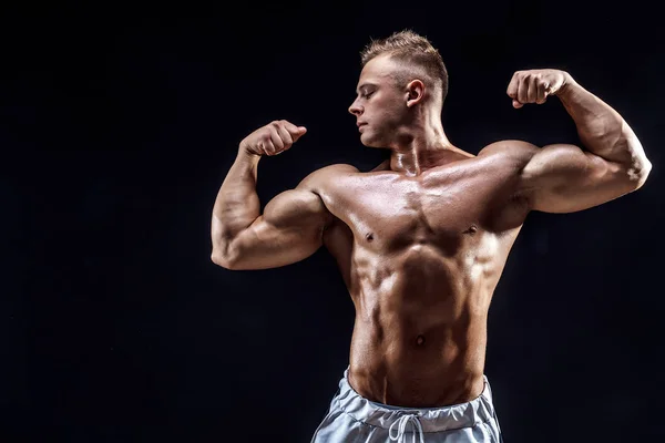 Handsome strong bodybuilder posing in studio — Stock Photo, Image