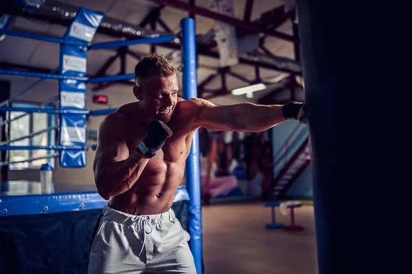 Manlig Boxerträning Med Boxningssäck Mörk Sporthall Ung Boxerträning Boxningssäck Man — Stockfoto