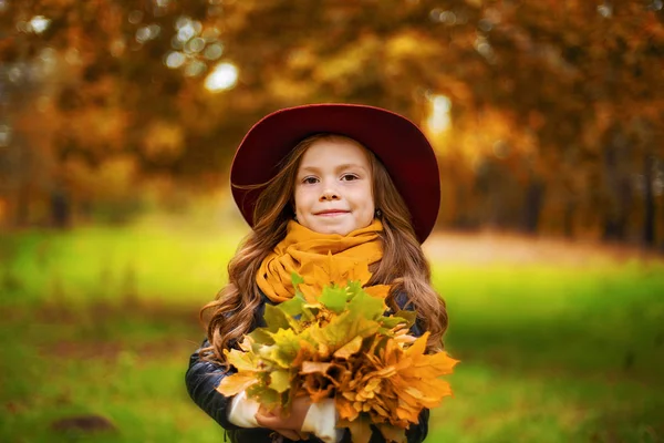 그녀의 손에을 단풍나무의 꽃다발 들고 웃는 젊은 여자의 초상화 나뭇잎. — 스톡 사진