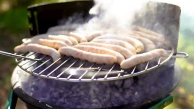 Piknik ızgarasında ızgara sosis