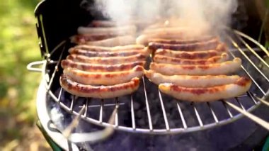 Piknik ızgarasında ızgara sosis