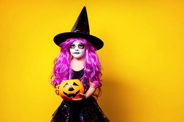 Menina em traje de bruxa halloween — Fotografia de Stock