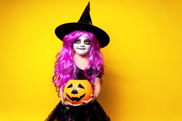 Dívka v halloween Kostým čarodějnice — Stock fotografie