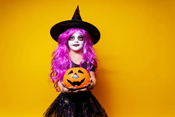 Dívka v halloween Kostým čarodějnice — Stock fotografie