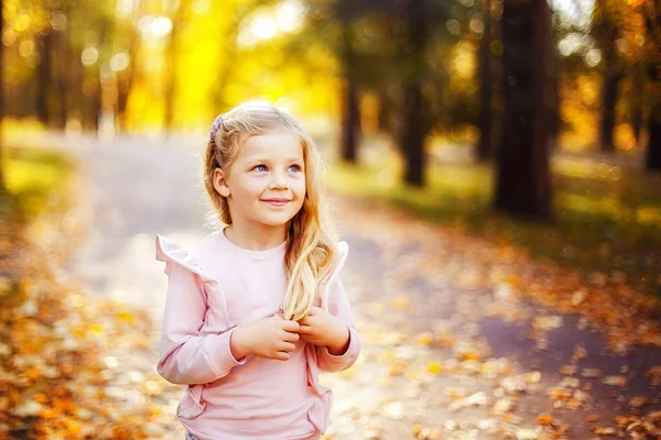 Sevimli küçük kız parkta — Stok fotoğraf