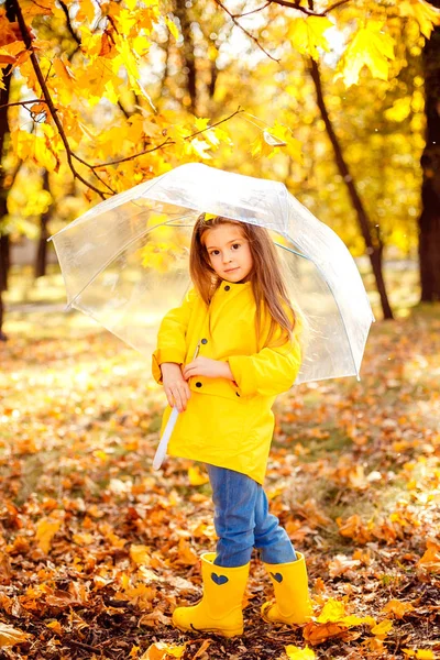 Mutlu çocuk kızla bir şemsiye ve kauçuk bir sonbahar yürüyüş botları — Stok fotoğraf