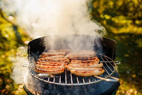 BBQ με πύρινα λουκάνικα στη σχάρα — Φωτογραφία Αρχείου