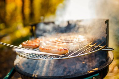Izgarada sosisli barbekü.