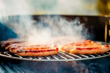 Izgarada sosisli barbekü.