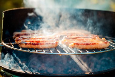 Izgarada sosisli barbekü.