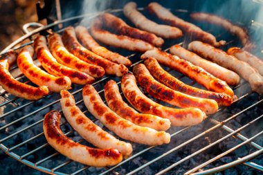 Izgarada sosisli barbekü.
