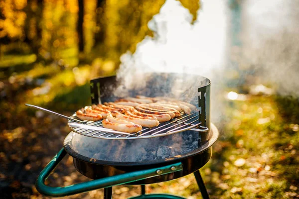 Grill z ognistymi kiełbaskami na grillu — Zdjęcie stockowe