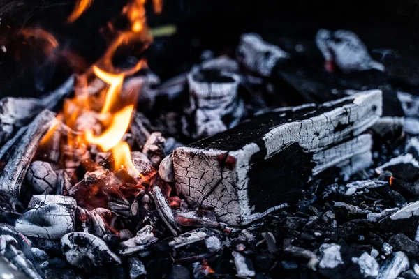 Vedeldning i eldstaden nära upp, Bbq eld, träkol bakgrund. — Stockfoto
