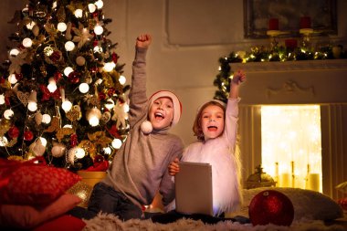 Noel ağacı yakınındaki gelen heyecanlı çocuk