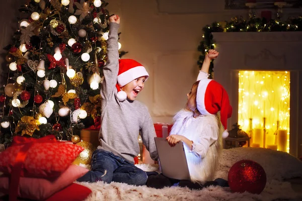 Ενθουσιασμένοι παιδιά κοντά στο χριστουγεννιάτικο δέντρο — Φωτογραφία Αρχείου