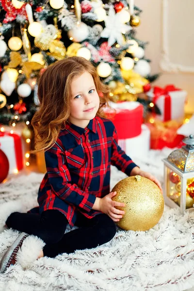 Meisje in de buurt van kerstboom — Stockfoto