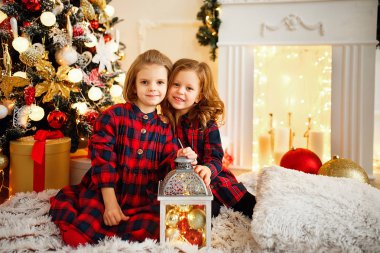 Kızlar Noel ağacının altında