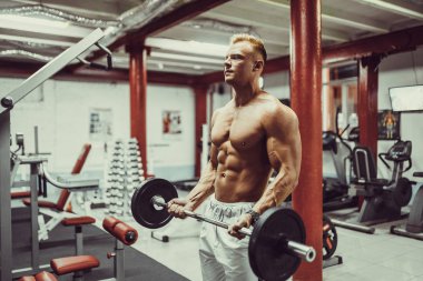 Çok güç atletik adam vücut geliştirmeci, egzersiz dumbbells ile yürütmek