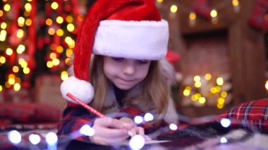 Noel Baba şapkalı kız, Noel Baba'ya mektup yazar.