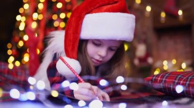 Noel Baba şapkalı kız, Noel Baba'ya mektup yazar.