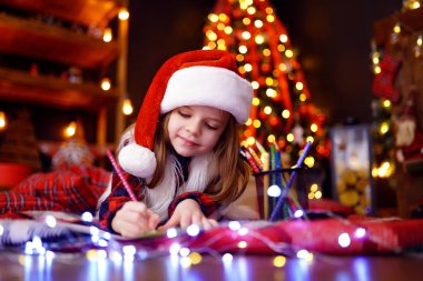 Noel Baba şapkalı kız, Noel Baba'ya mektup yazar.