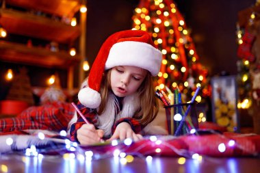 Noel Baba şapkalı kız, Noel Baba'ya mektup yazar.