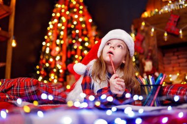 Santa şapka hayal kız Noel Baba'ya mektup yazar