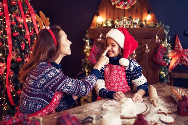 God jul och god jul. Mor och dotter matlagning julkakor. — Stockfoto