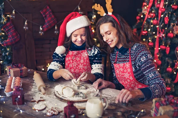 Wesołych Świąt i Wesołych Świąt. Matka i córka gotowania ciasteczka świąteczne. — Zdjęcie stockowe