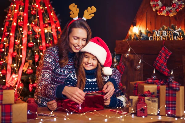 En lycklig familj mamma och barn packa julklappar — Stockfoto