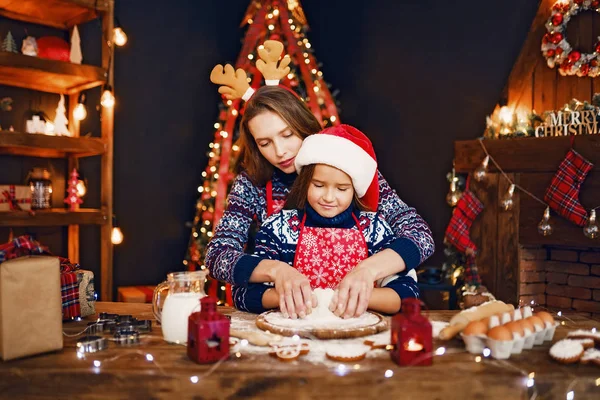 God jul och god jul. Mor och dotter matlagning julkakor. — Stockfoto