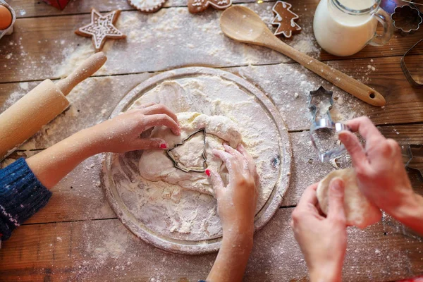 Aile tatil aktivitesi. Üstten görünüm Noel ağacı kurabiye yapma anne ve çocuklar el. Düz Lay. — Stok fotoğraf