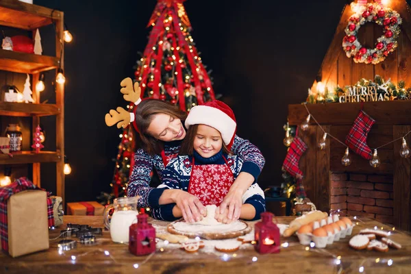 З Різдвом Христовим і зі святом. Мати і дочка приготування Різдвяне печиво. — стокове фото