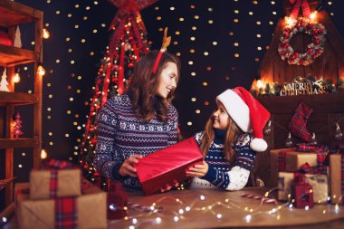 bir mutlu aile anne ve çocuk Noel hediye paketi