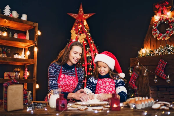 God jul och god jul. Mor och dotter matlagning julkakor. — Stockfoto
