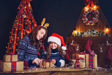 bir mutlu aile anne ve çocuk Noel hediye paketi