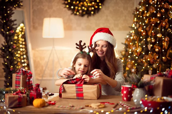 Szczęśliwa Rodzina Matka i dziecko spakować prezenty świąteczne — Zdjęcie stockowe