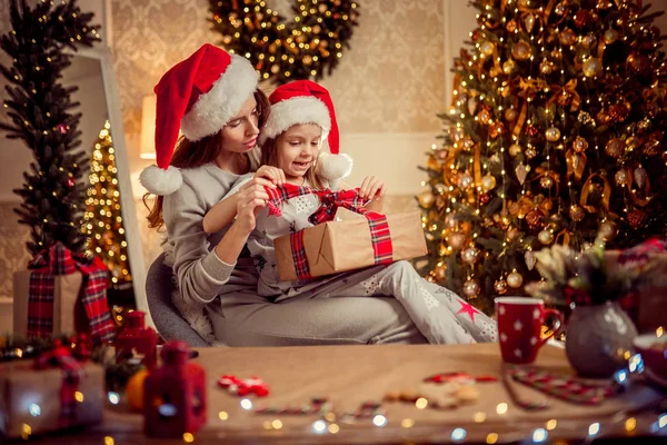 En lycklig familj mamma och barn packa julklappar — Stockfoto