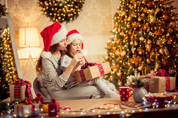 En lycklig familj mamma och barn packa julklappar — Stockfoto